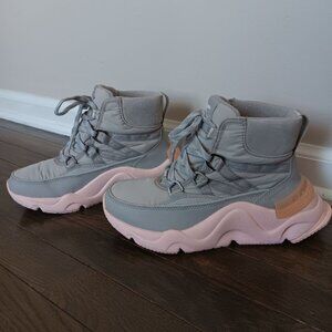 SOREL KINETIC RNEGD SPORT WP - Dove Peach Blossom/ Winter Sport Boots Size 6
